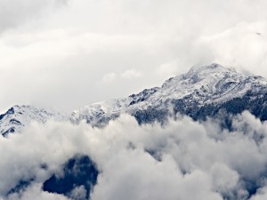 Postal: Nubes cubriendo la montaña