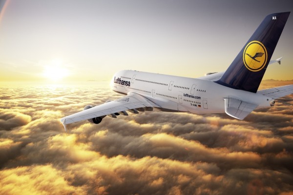 Avión Lufthansa, sobre las nubes y frente al sol