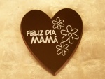 Feliz Día Mamá, en un corazón de chocolate