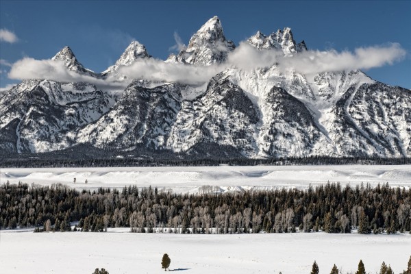 Precioso paisaje de montañas y nieve