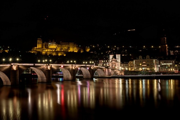 La noche en el puente Heidelberg (Alemania)