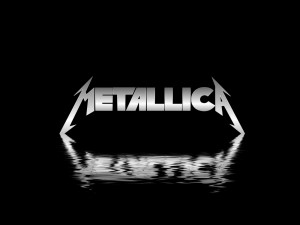 Metallica reflejo en fondo negro