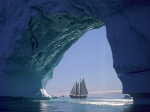 Embarcación vista desde un iceberg