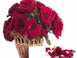 Cesta con grandes rosas rojas y una postal para las mamás
