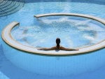 Mujer sentada en una piscina
