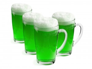 Vasos con cerveza verde
