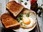Huevos y tostadas en un plato