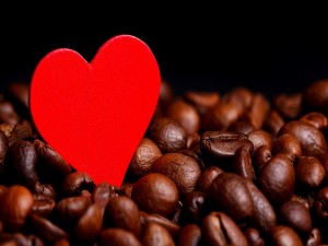 Un corazón rojo entre los granos de café