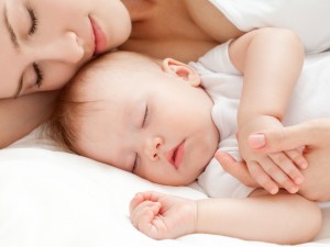 Postal: Mamá durmiendo con su bebé