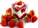 Postre con yogur y mermelada de fresas