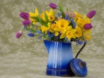 Jarra azul con bonitas flores de colores