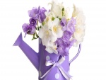 Regadera con flores blancas y violetas