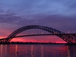 Crepúsculo en el puente Bayonne (Estados Unidos)