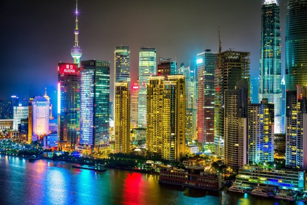 Edificios iluminados en la noche de Shanghai