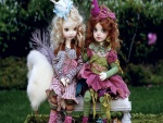 Dos bellas muñecas sentadas en un banco