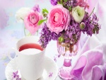 Flores junto a una taza de té