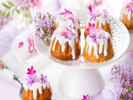 Bizcochos decorados con nata y flores