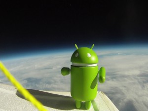 Postal: Android en el espacio