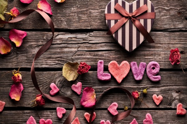 Amor, corazones y pétalos de rosa