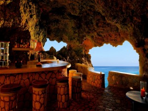 Cafetería en una cueva junto al mar