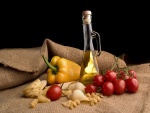 Pasta seca, aceite de oliva y tomates