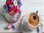 Taza de café y flores