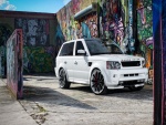 Range Rover blanco y arte urbano