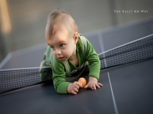 Postal: Bebé sobre la mesa de ping-pong