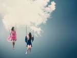 Mujeres columpiándose en las nubes