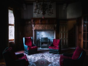 Sala con sillones de terciopelo rojo