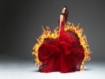 Vestido rojo en llamas