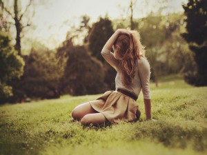 Postal: Una chica sentada en la hierba