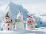 Tres simpáticos muñecos de nieve