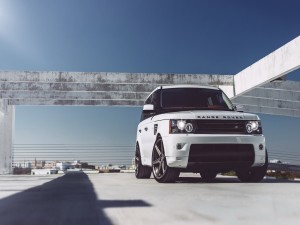 Postal: Range Rover de color blanco