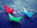 Barcos de papel bajo la lluvia