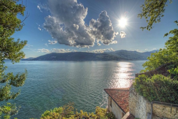 El sol y las nubes sobre el lago Maggiore
