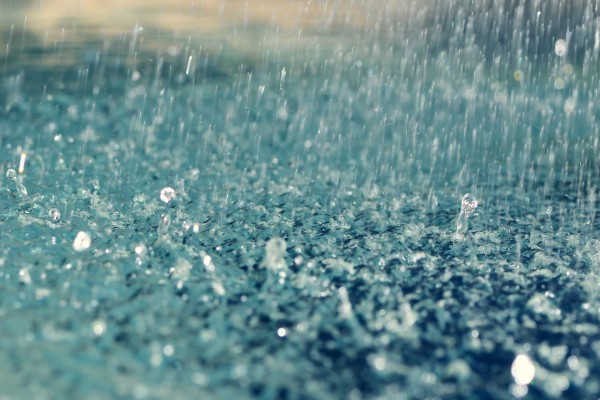Gotas de lluvia chocan en el suelo