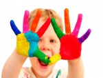 Niño con las manos pintadas