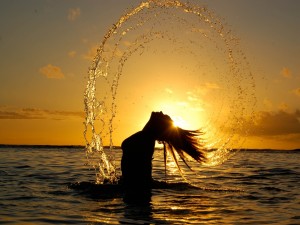Postal: Mujer formando una espiral de agua