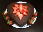Tarta corazón de chocolate y fresas