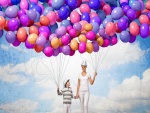 Madre e hijo llevando globos de varios colores
