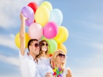 Familia feliz con globos de colores