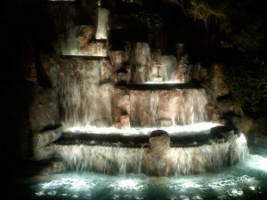 Fuente en cascada iluminada