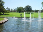 Fuente con una estatua en el parque
