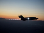 Un F-35 volando al anochecer