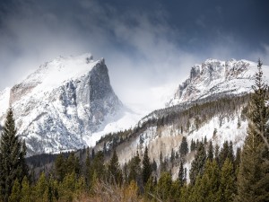 Postal: Montañas rocosas cubiertas de nieve