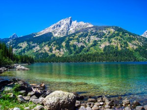 Postal: Bonito lago junto a las montañas
