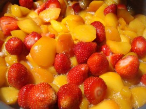 Melocotones y fresas en un dulce jugo