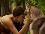 Mujer junto a un gran lobo