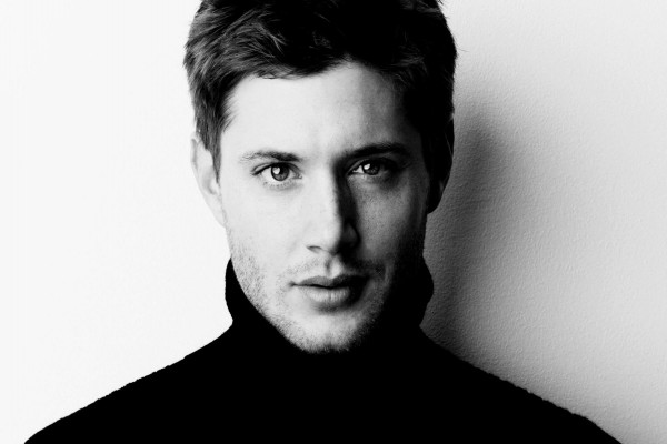 El actor Jensen Ackles en blanco y negro